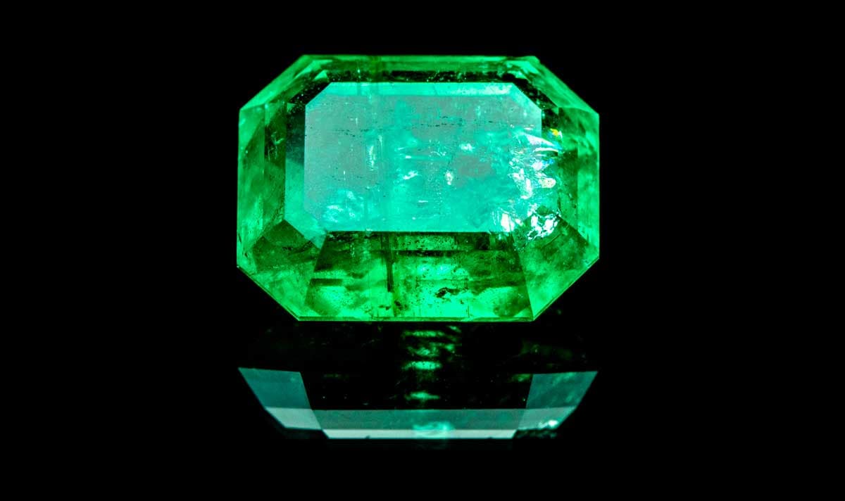 Enthüllung des Zauberbuchs der Alchemie: Zauber und Rituale mit dem Smaragdstein
