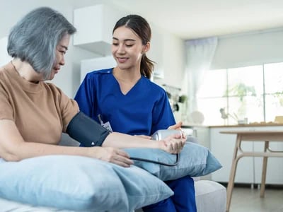 Pflegekraft gesucht: Professionelle Pflege für Senioren in den eigenen vier Wänden