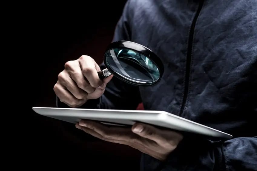 The Whispering Woods: Die mysteriöse Begegnung eines Privatdetektivs
