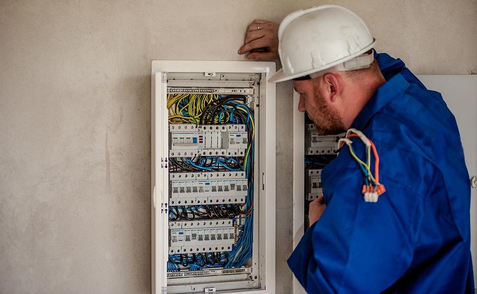 Prüfung elektrischer Anlagen: Häufige Fehler vermeiden