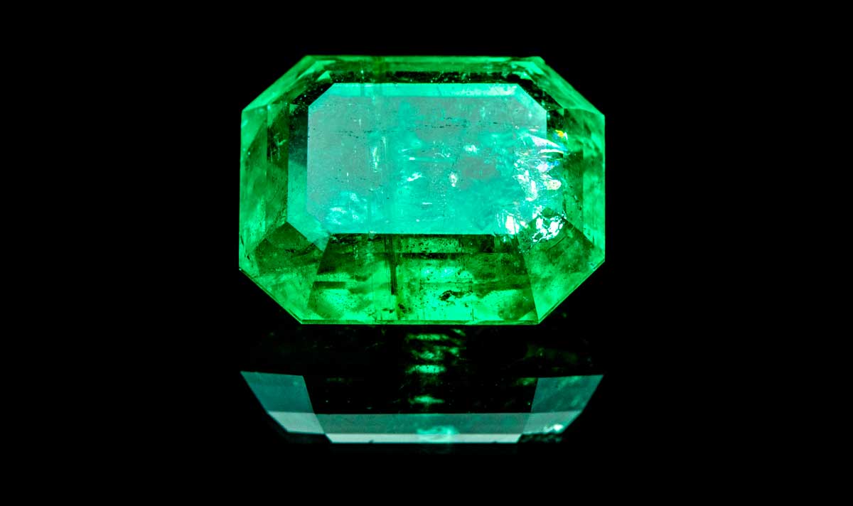 Enthüllung des Zauberbuchs der Alchemie: Zauber und Rituale mit dem Smaragdstein